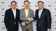 Sixt-Stellantis deal sealed: Alexander Sixt (Co-CEO Sixt), Uwe Hochgeschurtz (Stellantis Chief Operating Officer, Enlarged Europe), Konstantin Sixt (Co-CEO Sixt) - from left to right.