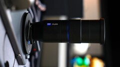 In China findet man bereits erste komplette Test- und Hands-On-Videos zum Zeiss-Kamera-Flaggschiff Vivo X300 Pro inklusive Teleconverter. (Bildquelle: Weibo)