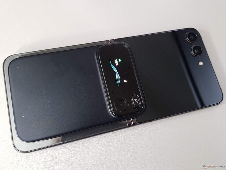 The Comu Action Pro can be attached to the back of a smartphone using magnets, but it is significantly thicker than, for example, the Plaud Note Pro.