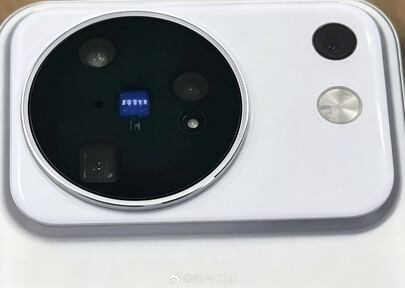 The potential Vivo X500 design.