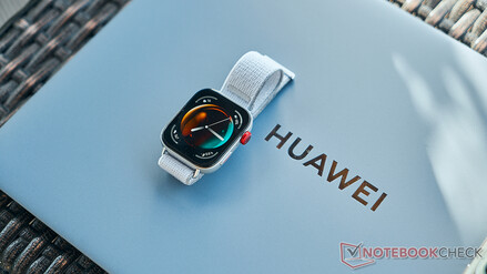 Hands on with the smartwatch (Image source: Notebookcheck)