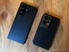 The Galaxy Z Fold7 next to the Oppo Find N2. (Image source: Notebookcheck)