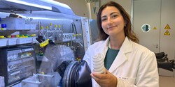 Marie Perrin, first author of the study, in front of the experimental setup. (Image source: ETH Zurich/Fabio Masero)