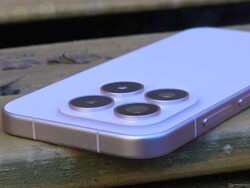 Xiaomi's 17 is one of the best smartphones currently available (Image source: Marcus Herbrich / Notebookcheck)