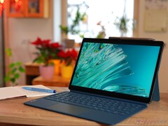 The Lenovo Yoga Tab Plus is shown on a desktop (Image source: Florian Schmitt)