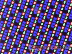 Crisp OLED subpixel array with minimal graininess