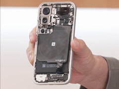 The Pro Max will reportedly feature the largest battery. Pictured: the internals of the Xiaomi 17 Pro series (Image source: Lu Weibing)