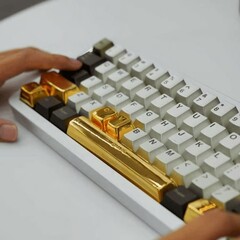 An Insta360 keyboard with the space bar covered with a gold cap (Image source: Sohu)