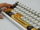 An Insta360 keyboard with the space bar covered with a gold cap (Image source: Sohu)