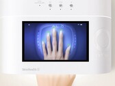 Thanks to the built-in camera and display, the positioning of the hand and sufficient lighting can be checked.