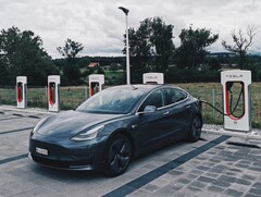 پارک تسلا مدل 3 در محل سوپرشارژر معمولاً به این معنی است که ماشین الکتریکی باید شارژ شود (تصویر: داریو)