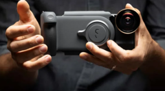 The Shiftcam ProGrip fitted with optional lens accessory. (Source: Shiftcam)