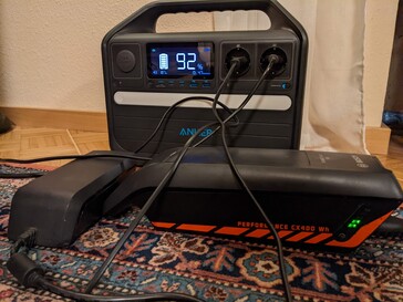 The Powerhouse easily charges an e-bike battery with solar power and simultaneously operates the TV including streaming stick