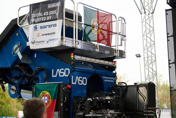 A dedicated display indicates whether the load has been tilted too far