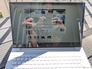Using the HP Envy 17 cg1356ng outdoors (sun from behind the laptop)