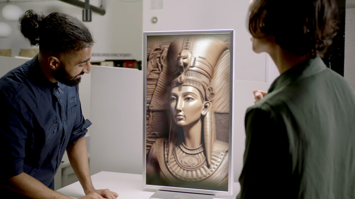 Portrait or landscape orientation must be selected before ordering the monitor (Image source: Looking Glass)