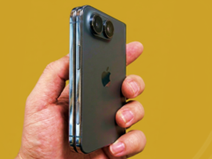 iPhone Ultra/Fold design mode hands-on image.