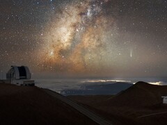 The image showing Comet Lemmon and the Milky Way above Hawaii. (Image source: International Gemini Observatory/NOIRLab/NSF/AURAImage processing: M. Rodriguez (International Gemini Observatory/NSF NOIRLab) & M. Zamani (NSF NOIRLab))