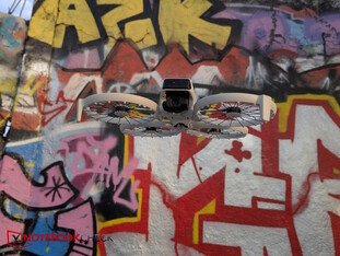 Pixel 7 Pro: DJI Flip in front of the Mauerpark Graffiti Wall
