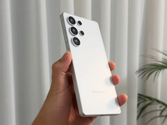 Hands-on images of the Galaxy S25 Ultra dummy model shows the rounded corners (Image source: Ice Universe)