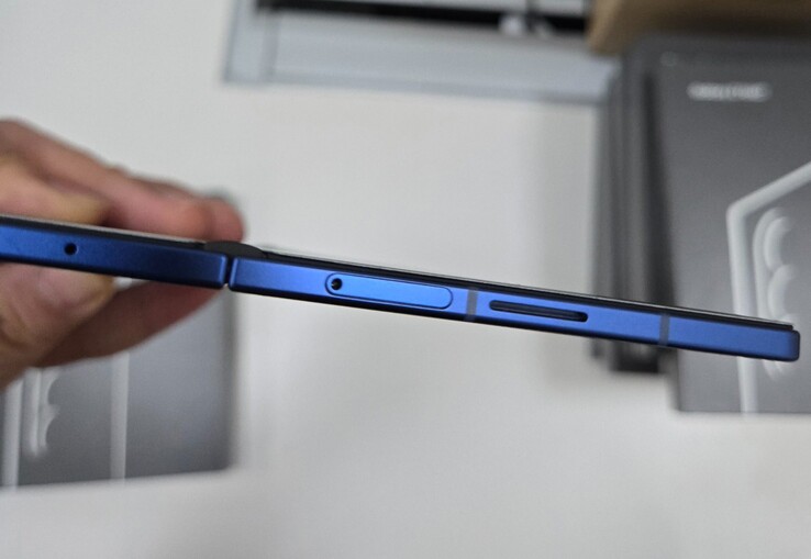 Galaxy Z Fold 7 thickness (image source: @Jukanlosreve on X)