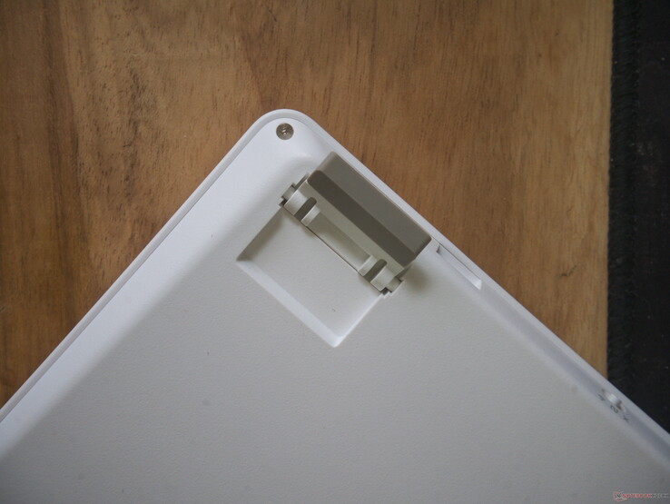 Torx screws discourage modification for novices, but there are luckily only two screws in total. 