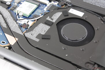 Cooling solution consists of a relatively large 60 mm fan with two heat pipes