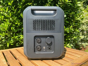The Bluetti AC200L weighs 62.4 lbs (28.3 kg) (Image source: Notebookcheck)