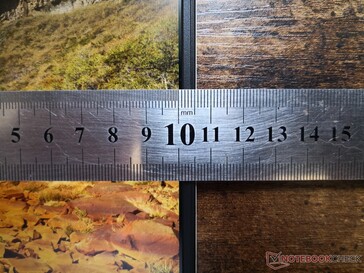 Very narrow side bezels