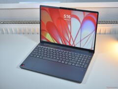Lenovo's IdeaPad Slim 3 (model 15Q8X10) is available in the Luna Grey colorway (Image source: Benjamin Herzig / Notebookcheck)