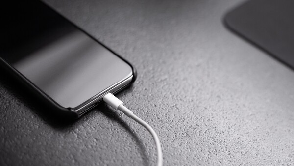 We have to use USB 2.0 to transfer ProRes video on iPhone 13 Pro? This is a joke right? (Image Source: Unsplash)