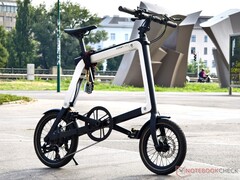 The foldable and lightweight Ossby Geo e-bike offers stylish looks and and useful features around the city, unfortunately its composite frame broke after just a few hours of actual use. (Image source: Alexander Fagot, Notebookcheck)