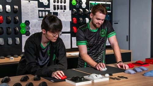 Faker and NiKo testing Razer Viper V4 Pro