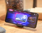 The Asus ROG Phone 5s Pro is equipped with a 144 Hz AMOLED. (Source: Stuff.tv)