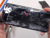 JerryRigEverything has shown that the ASUS ROG Phone 5 has several structural weak points. (Image source: JerryRigEverything)