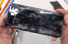 JerryRigEverything has shown that the ASUS ROG Phone 5 has several structural weak points. (Image source: JerryRigEverything)