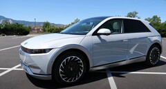 The dual-motor, AWD Hyundai Ioniq 5 boasts a 77.4 kWh battery. (Image source: TFLEV via YouTube)