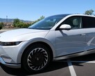 The dual-motor, AWD Hyundai Ioniq 5 boasts a 77.4 kWh battery. (Image source: TFLEV via YouTube)