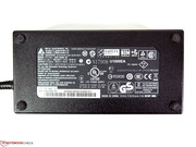 The power addapter supplies 180 Watt and can easily supply the maximum of 120 watts the workstation needs.