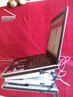 The notebook lies in an ergonomic position on the cooler.