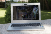 An der frischen Luft macht das spiegelnde Display dem Notebook zu schaffen.