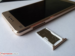 Dual-SIM and MicroSD tray
