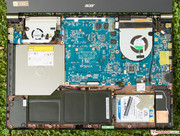 Access to the fans, battery, HDD and WLAN module with antenna