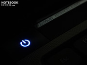 The power button belongs to the few optical niceties. It lights up blue.