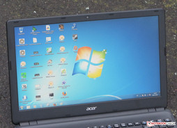 The Acer Aspire E1-532 outdoors (photo taken under complete cloud coverage)