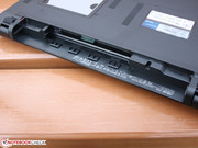 The Asus Pro P53E can therefore be used on the desk without the battery.