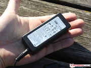 The small AC adapter weighs only 165 grams (40 watts).
