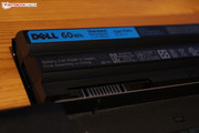 Our test device's 6 cell battery has a 60 Wh and closes flush. Dell also offers 9 cell batteries with capacities of 97 Wh, which however protrude a bit.