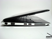 The silhouette seems very slim also due to the silver-colored side components.
