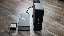 The Vidock (in the middle of the image) requires the Sonnet Echo Pro (left) for a connection via Thunderbolt